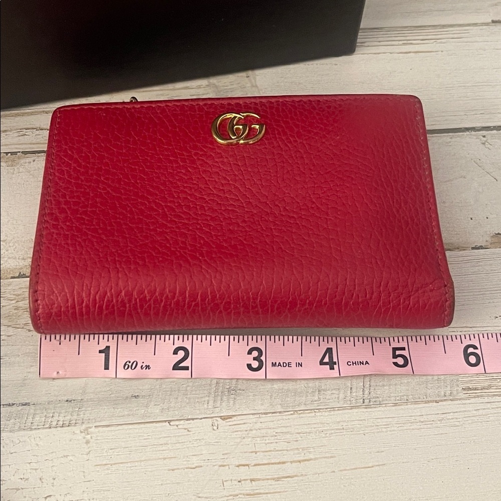 Gucci GG Marmont Red Pebbled Leather Compact Wallet. - Picture 9 of 11